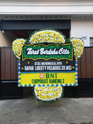 Papan Bunga Duka di Jalan Kereta Api