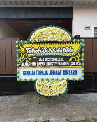 Papan Bunga Duka di Jalan Kereta Api