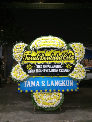 Papan Bunga Duka di Jalan Kereta Api