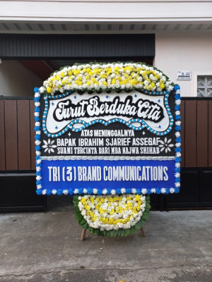 Papan Bunga Duka di Jalan Kereta Api